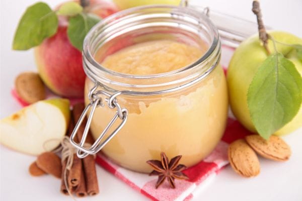 Compota de manzana casera preparada con manzanas frescas y canela.