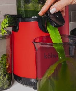 Extractor de Jugo Prensado en Frío KALTER SJ-026 Rojo preparando un jugo verde