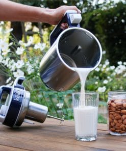 mujer sirviendo leche de almendras preparada con la máquina para leches kalter