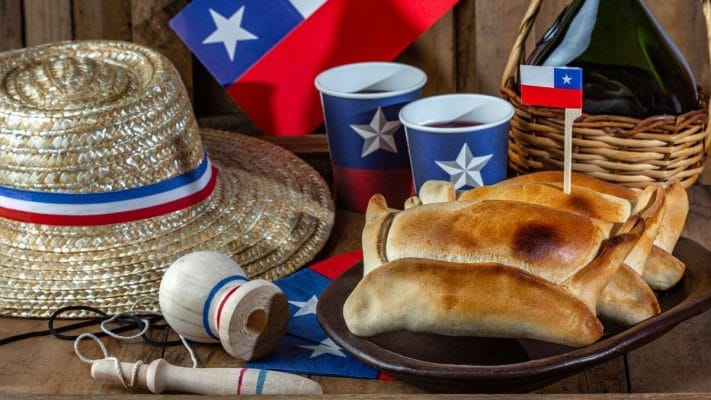 Fiestas Patrias chilenas con empanadas, bandera de Chile y comida típica