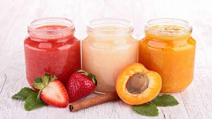 Compota casera preparada con frutas naturales sobre una mesa de cocina.